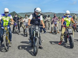 Keren! Pedagang Starling ini Dapat Sepeda Listrik dari Menhub