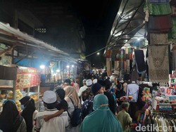 Kawasan Ampel Ramai Peziarah, Namun Banyak yang Tak Pakai Masker