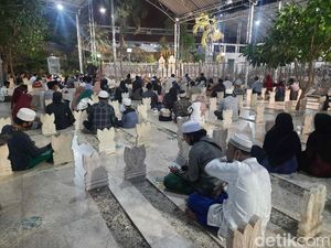 Ramainya Peziarah Makam Sunan Ampel di Malam Jumat Terakhir Ramadhan