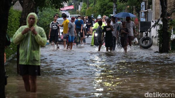 Melihat Lagi Jalanan Komplek Pamulang yang Tergenang