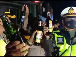 Mobil Boks Berisi Ribuan Miras Terjaring Penyekatan Mudik di Tasik