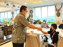 Ketua MPR Puji Pegokar Cilik Juara 1 Mini Kerjurnas Gokart Eshark Rok Cup