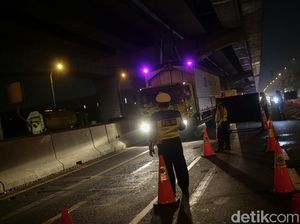 Suasana Tol Japek Km 31 yang Kembali Disekat Usai 3 Jam Dibuka
