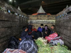 Truk Sayur yang Angkut Pemudik Diamankan di Tol Cikarang Barat