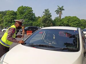 Nekat Masuk Surabaya Tanpa SIKM, Sejumlah Kendaraan Putar Balik di Bundaran Waru