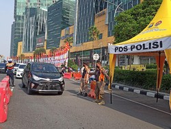 Kendaraan Pekerja Non Surabaya dalam Satu Rayon Diberi Stiker