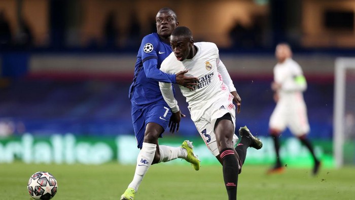 LONDON, ENGLAND - MAY 05: Ferland Mendy of Real Madrid battles for possession with Ngolo Kante of Chelsea during the UEFA Champions League Semi Final Second Leg match between Chelsea and Real Madrid at Stamford Bridge on May 05, 2021 in London, England. Sporting stadiums around Europe remain under strict restrictions due to the Coronavirus Pandemic as Government social distancing laws prohibit fans inside venues resulting in games being played behind closed doors. (Photo by Clive Rose/Getty Images)