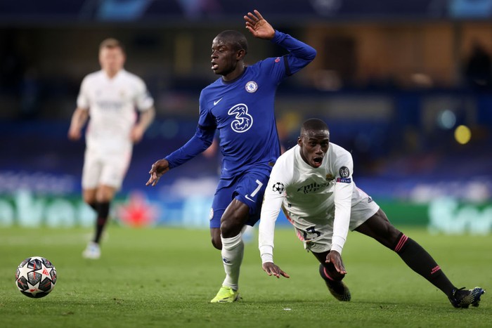 LONDON, ENGLAND - MAY 05: Ferland Mendy of Real Madrid battles for possession with Ngolo Kante of Chelsea during the UEFA Champions League Semi Final Second Leg match between Chelsea and Real Madrid at Stamford Bridge on May 05, 2021 in London, England. Sporting stadiums around Europe remain under strict restrictions due to the Coronavirus Pandemic as Government social distancing laws prohibit fans inside venues resulting in games being played behind closed doors. (Photo by Clive Rose/Getty Images)