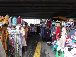 Tak Ada Petugas, Pedagang Pasar Tanah Abang Gelar Lapak di Trotoar