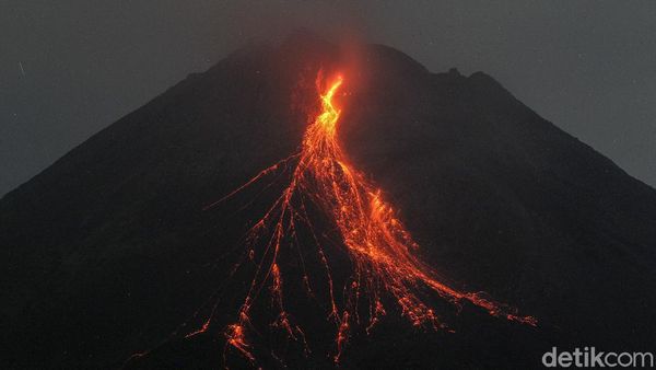Lagi! Gunung Merapi Muntahkan Lava Pijar