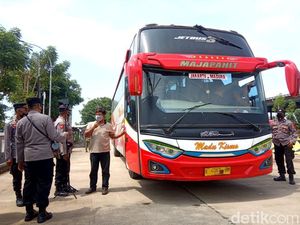 Dihadang di Rembang, Puluhan Kendaraan Dipaksa Balik ke Jatim