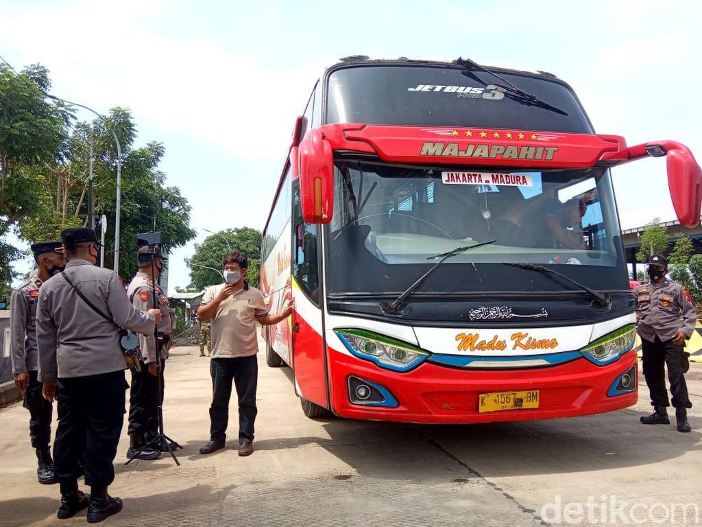 Dihadang di Rembang, Puluhan Kendaraan Dipaksa Balik ke Jatim Dihadang di Rembang, Puluhan Kendaraan Dipaksa Balik ke Jatim