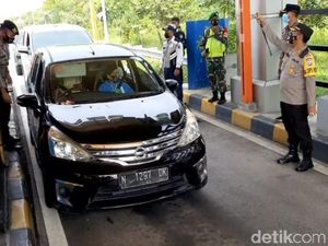 Ada 10 Kendaraan Diputar Balik dalam 30 Menit di Exit Tol Pasuruan Ada 10 Kendaraan Diputar Balik dalam 30 Menit di Exit Tol Pasuruan