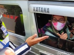 Saat Emak-emak Ngeyel Masuk Surabaya Meski Tak Bisa Tunjukkan Surat Tugas