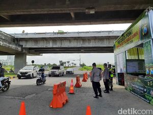 Hanya Dilewati Pekerja, Tak Ada yang Diputar Balik di Exit Tol Tambak Sumur