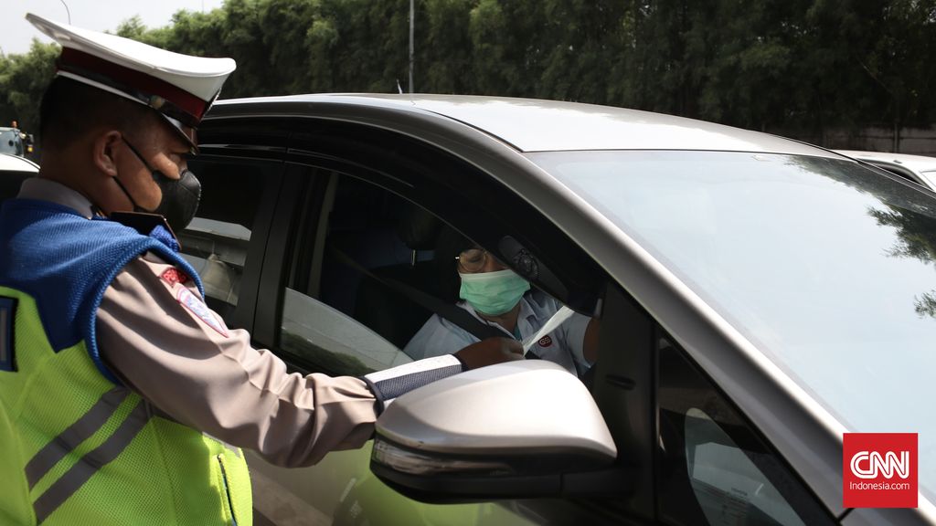 Aparat kepolisian melakukan penyekatan kendaraan dan pemeriksaan dokumen Surat Izin Keluar Masuk (SIKM) Mudik Lebaran 2021, di Gerbang Tol (GT) Cikarang Barat 3, tepatnya di KM 31 Tol Japek. Penyekatan dimulai pada pukul 00.00 WIB. Kamis (6/5/2021). CNN Indonesia/Andry Novelino