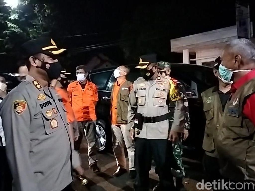 Disekat Polisi di Kuningan, Kendaraan Pemudik Ditempeli Stiker Disekat Polisi di Kuningan, Kendaraan Pemudik Ditempeli Stiker