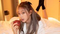 Pesona Cantik Giselle Aespa Saat Pose Bareng Cake hingga Apel
