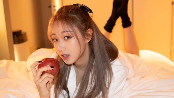 Pesona Cantik Giselle Aespa Saat Pose Bareng Cake hingga Apel