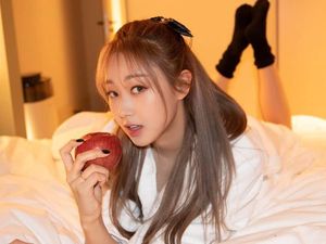 Pesona Cantik Giselle Aespa Saat Pose Bareng Cake hingga Apel