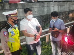 Petugas Adu Mulut dengan Pengendara Kena Penyekatan di Tol Bekasi Barat