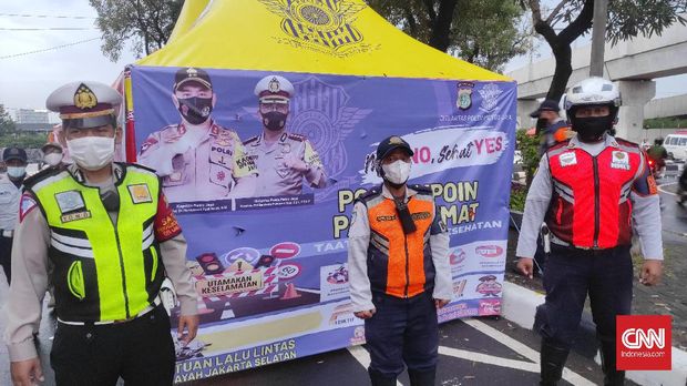 Petugas gabungan, mulai dari kepolisian hingga Dinas Perhubungan DKI Jakarta bersiaga di Posko Check Point Pasar Jumat, Kamis (6/5)?