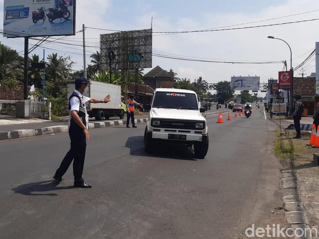 Puluhan Kendaraan Tetap Diputar Balik di Sleman Meski Ngaku Bukan Pemudik Puluhan Kendaraan Tetap Diputar Balik di Sleman Meski Ngaku Bukan Pemudik