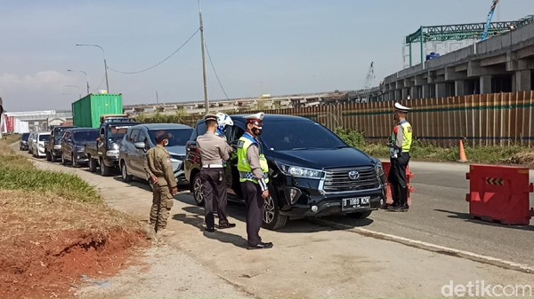 Petugas memeriksa kendaraan yang keluar Tol Cileunyi, Kabupaten Bandung.