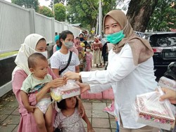 PIRA Sumbar Bagi Takjil, Andre Rosiade Ajak Kader Gerindra ke Lapangan