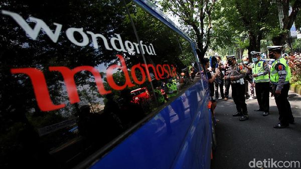 Polisi Bersenjata Lengkap Perketat Penyekatan di Solo