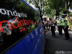 Polisi Bersenjata Lengkap Perketat Penyekatan di Solo