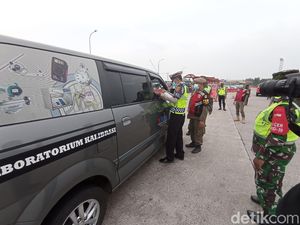 Hari Pertama Larangan Mudik, Polisi Cirebon Putar Balik 221 Kendaraan Hari Pertama Larangan Mudik, Polisi Cirebon Putar Balik 221 Kendaraan