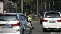 Polisi Hadang Pemudik di Tol Bekasi Barat