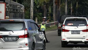 Polisi Hadang Pemudik di Tol Bekasi Barat