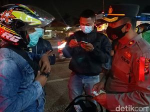 Polisi Putar Balik Puluhan Kendaraan di Karawang