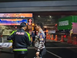 Polisi Amankan Truk Sayur yang Bawa Pemudik di Tol Cikampek
