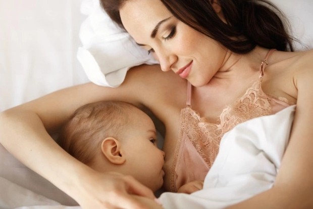 Posisi menyusui/freepik.com Posisi menyusui harus diperbaiki supaya puting tidak lecet/freepik.com