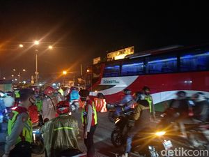 Sekat Pemudik di Karawang, Polisi Putar Balik Puluhan Kendaraan