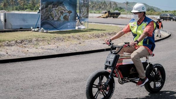 Santuy, Ini Momen Sandiaga Uno Naik Sepeda Listrik di Mandalika