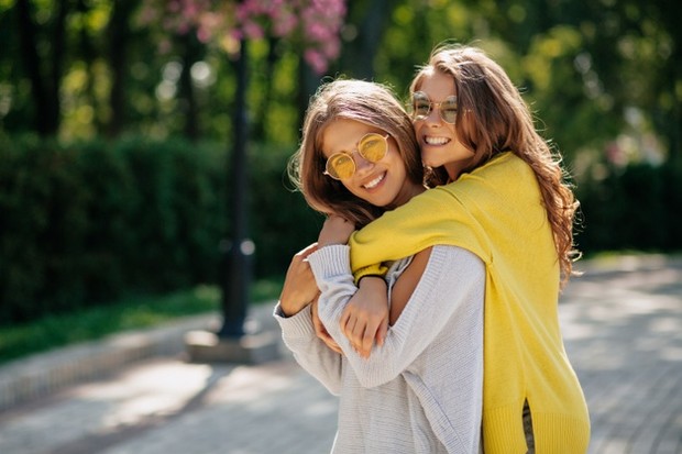 Sama seperti hubungan lain dalam hidupnya, wanita Cancer berinvestasi dalam persahabatan mereka, terutama dengan teman-teman yang paling dekat dengan mereka.