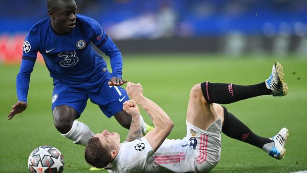 Soccer Football - Champions League - Semi Final Second Leg - Chelsea v Real Madrid - Stamford Bridge, London, Britain - May 5, 2021 Real Madrid's Toni Kroos in action with Chelsea's N'Golo Kante REUTERS/Toby Melville