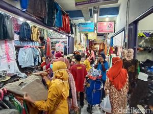 Pasar di Kudus Padat Pembeli Jelang Lebaran, Ada yang Abai Prokes