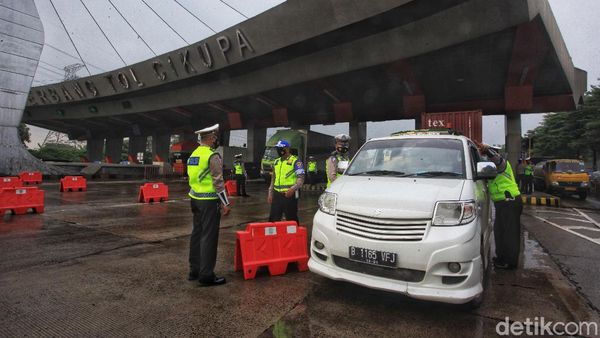 Suasana Penyekatan Kendaraan di GT Cikupa Arah Merak