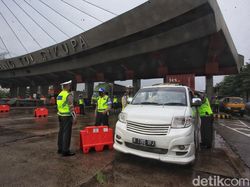 Suasana Penyekatan Kendaraan di GT Cikupa Arah Merak