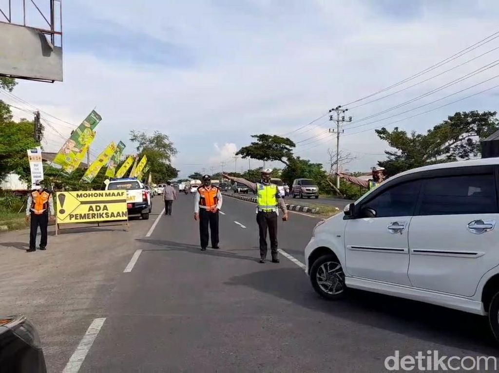 Dilarang Masuk Jateng! 329 Kendaraan Diputar Balik di Perbatasan Brebes Dilarang Masuk Jateng! 329 Kendaraan Diputar Balik di Perbatasan Brebes