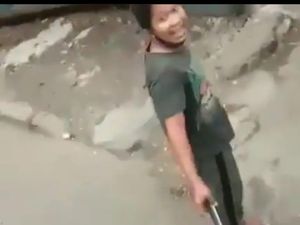 Viral Sopir Truk di Cakung Dipalak Preman, Kaca Spion Dipecahkan Viral Sopir Truk di Cakung Dipalak Preman, Kaca Spion Dipecahkan