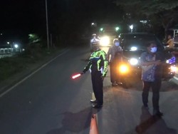 Polisi Amankan Mobil Pengangkut Motor Baru yang Bawa Pemudik di Tol Cikupa