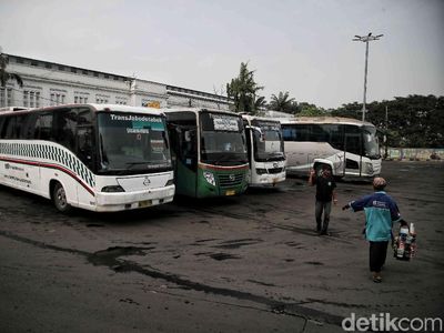 Hari Pertama Larangan Mudik Terminal Tanjung Priok Sepi