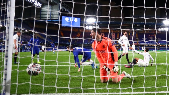 LONDON, ENGLAND - MAY 05: Mason Mount of Chelsea celebrates after scoring their teams second goal as Thibaut Courtois of Real Madrid looks dejected during the UEFA Champions League Semi Final Second Leg match between Chelsea and Real Madrid at Stamford Bridge on May 05, 2021 in London, England. Sporting stadiums around Europe remain under strict restrictions due to the Coronavirus Pandemic as Government social distancing laws prohibit fans inside venues resulting in games being played behind closed doors. (Photo by Clive Rose/Getty Images)