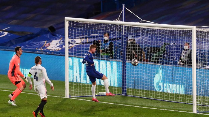 LONDON, ENGLAND - MAY 05: Timo Werner of Chelsea scores his teams first goal past Thibaut Courtois of Real Madrid during the UEFA Champions League Semi Final Second Leg match between Chelsea and Real Madrid at Stamford Bridge on May 05, 2021 in London, England. Sporting stadiums around Europe remain under strict restrictions due to the Coronavirus Pandemic as Government social distancing laws prohibit fans inside venues resulting in games being played behind closed doors. (Photo by Clive Rose/Getty Images)